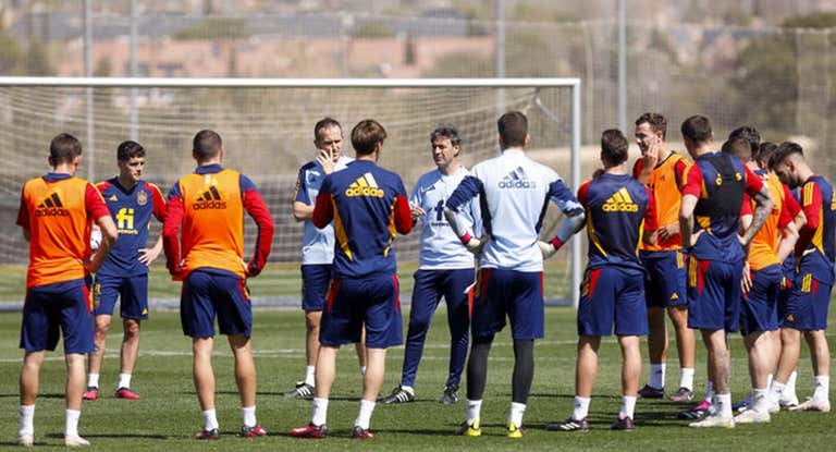 Santi Denia junto a sus jugadores de España sub-21.