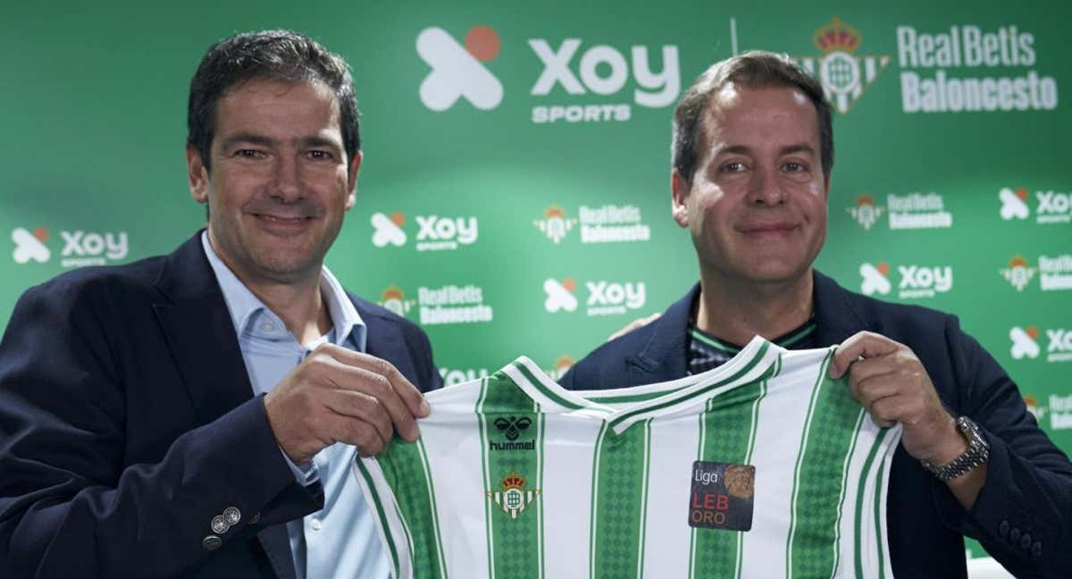 Ramón Alarcón, CEO del Betis y Carlos Lazo, CEO de XOY, durante la presentación del acuerdo. /REAL BETIS