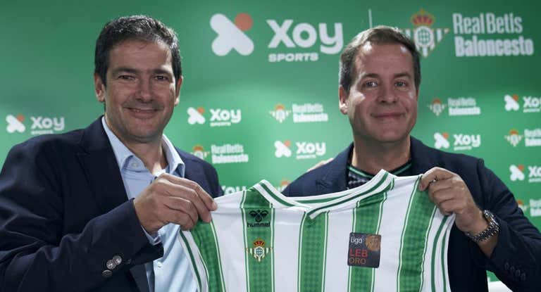 Ramón Alarcón, CEO del Betis y Carlos Lazo, CEO de XOY, durante la presentación del acuerdo.