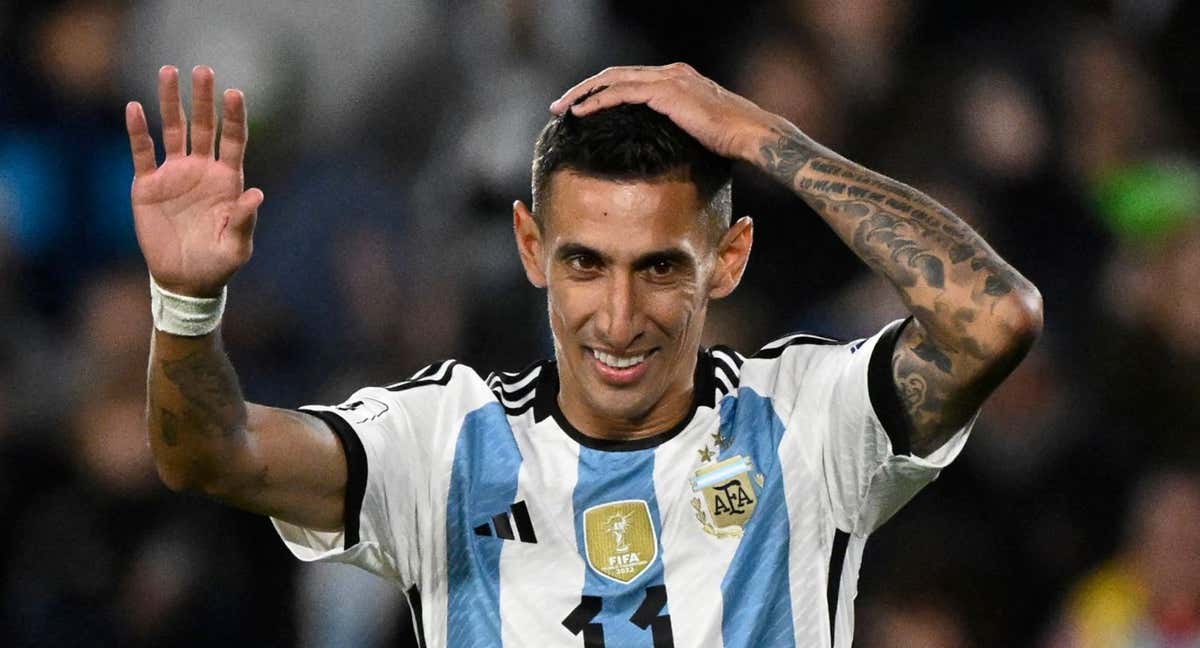 Di María lamenta una ocasión fallada en un partido con la selección de Argentina.