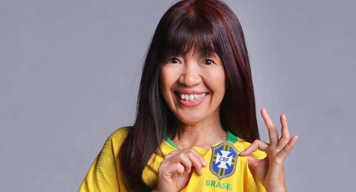 Kiyomi Nakamura, periodista japonesa, con la camiseta de Brasil./@kiyomifujiwara