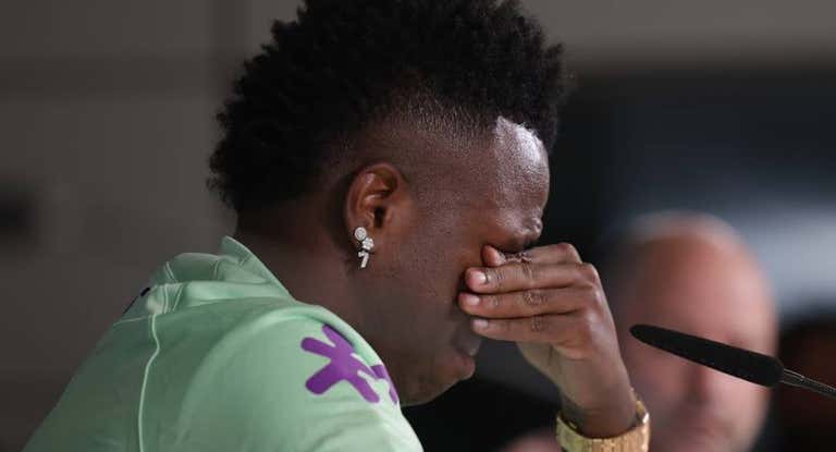 Vinicius se seca las lágrimas durante la rueda de prensa en Valdebebas.