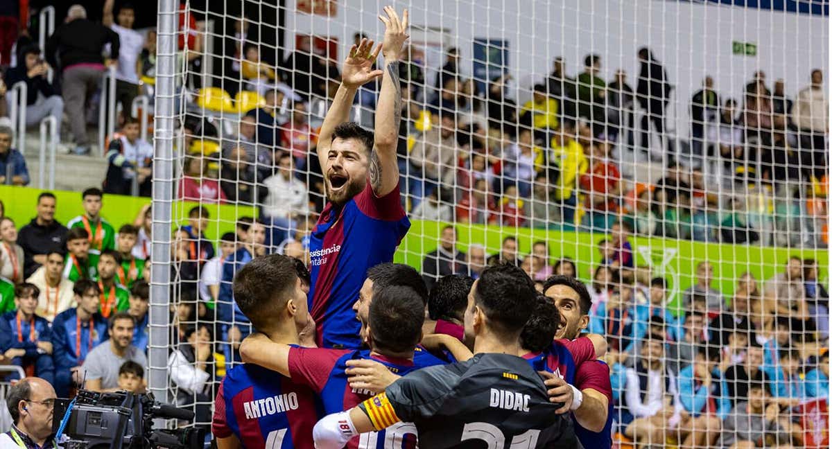 Los jugadores del Barça alzan a Catela tras marcar el penalti decisivo de la Copa de España de Cartagena.