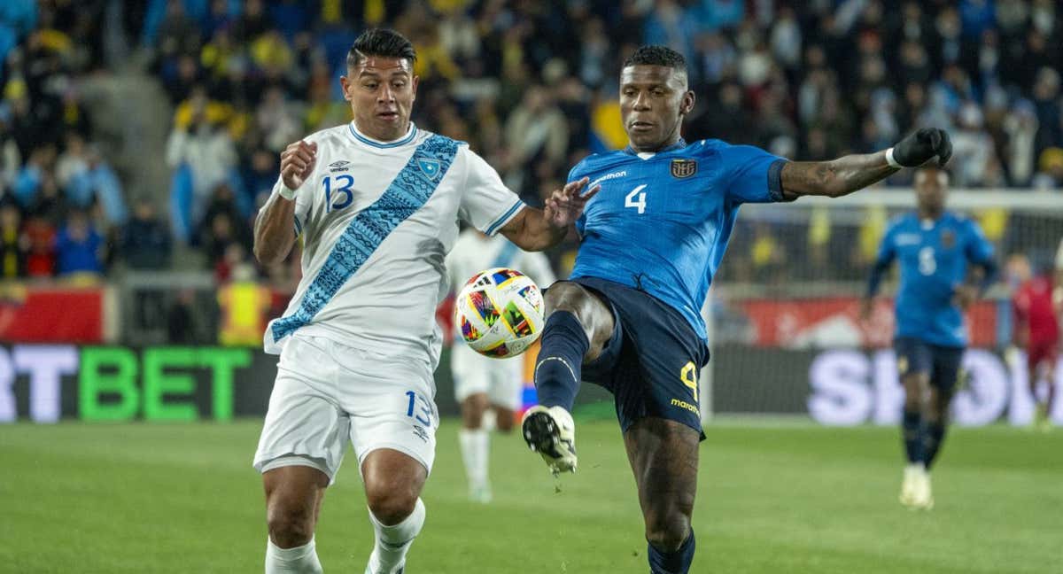 Alejandro Galindo (i) de Guatemala disputa el balón con Robert Arboleda de Ecuadora.