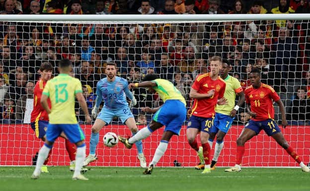 El chut de Endrick que superó a Unai Simón.  REUTERS