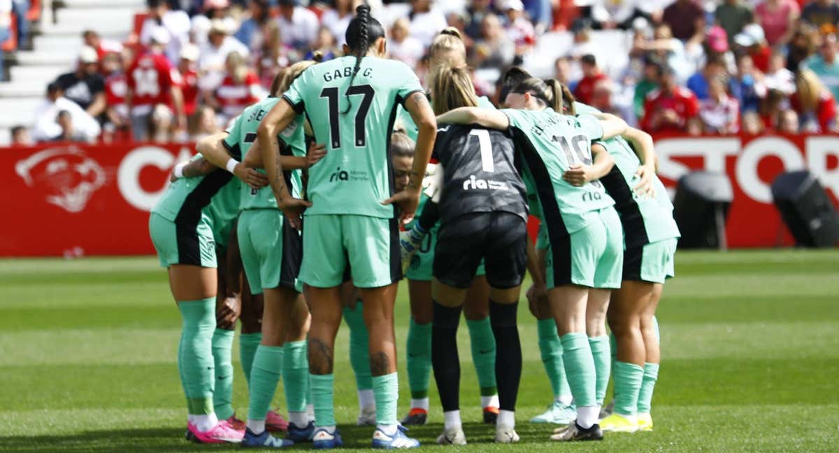 Jugadoras del Atlético hacen piña durante un partido.