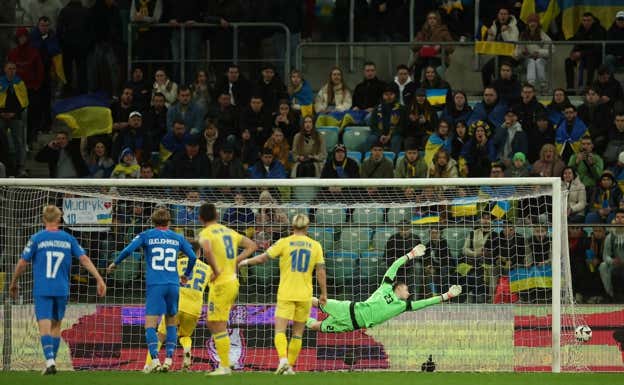 Gudmundsson anota el gol ante Ucrania.  REUTERS