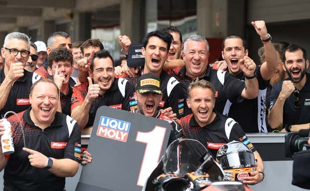 Canet celebra con su equipo el triunfo en Portugal. AFP