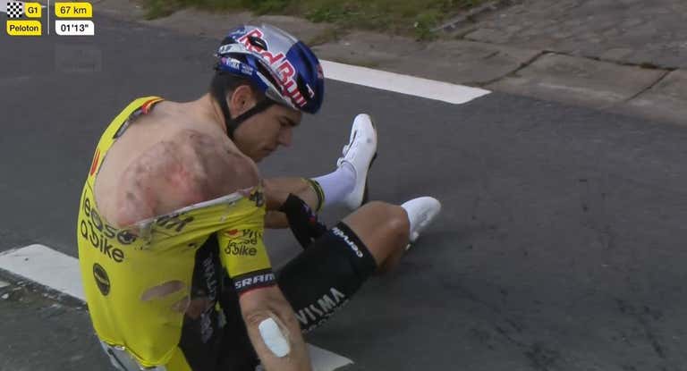 Wout van Aert, tras sufrir una dura caída en la A Través de Flandes 2024.