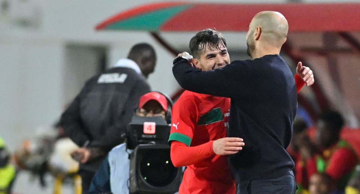 Regragui abraza a Brahim. /EFE