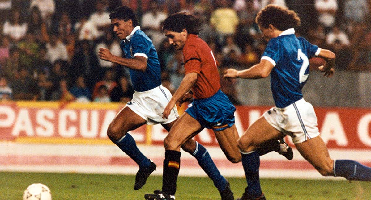 Carlos Muñoz pelea por un balón en el España-Brasil de 1990 que albergó El Molinón.