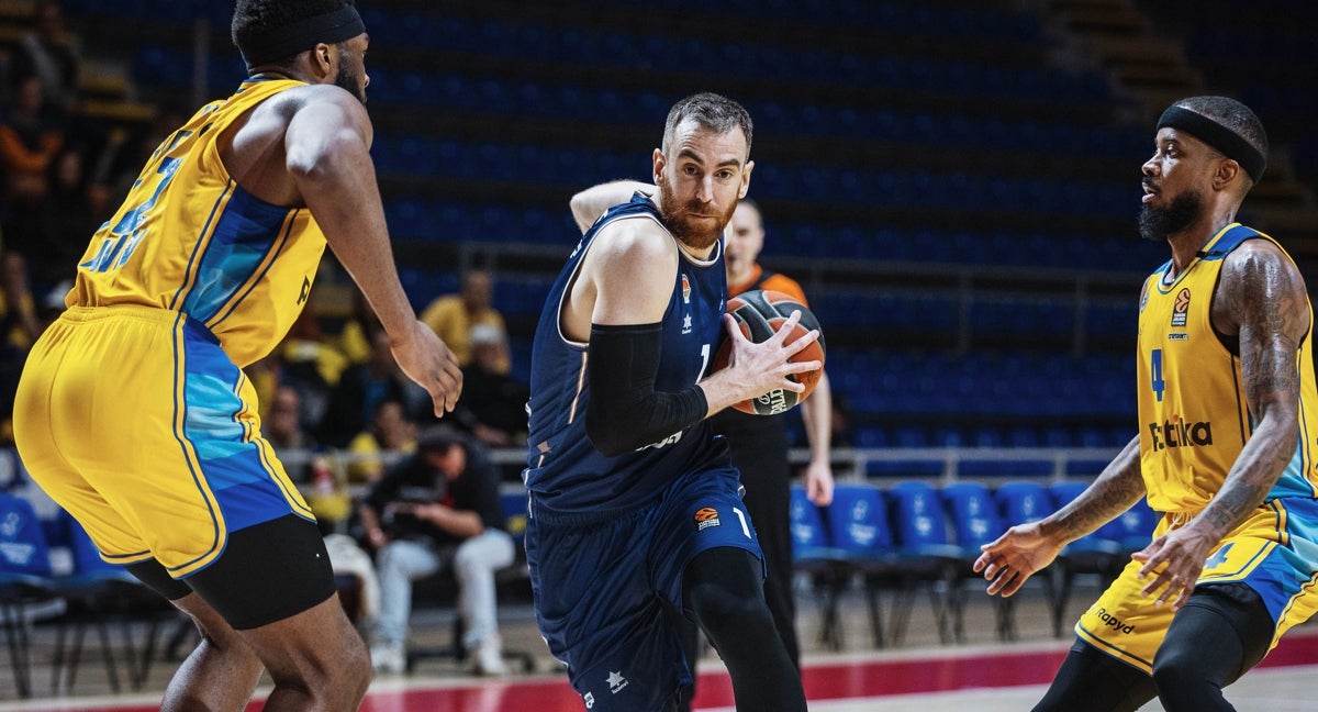 Víctor Claver penetra a canasta ante la defensa de dos jugadores del Maccabi Tel Aviv