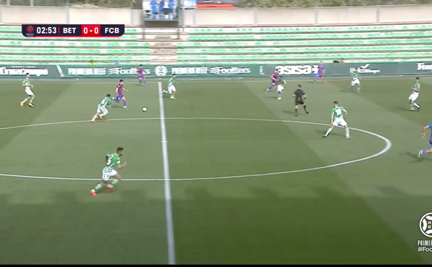 Mika Mármol conduce una pelota en su etapa en el filial azulgrana.  WYSCOUT