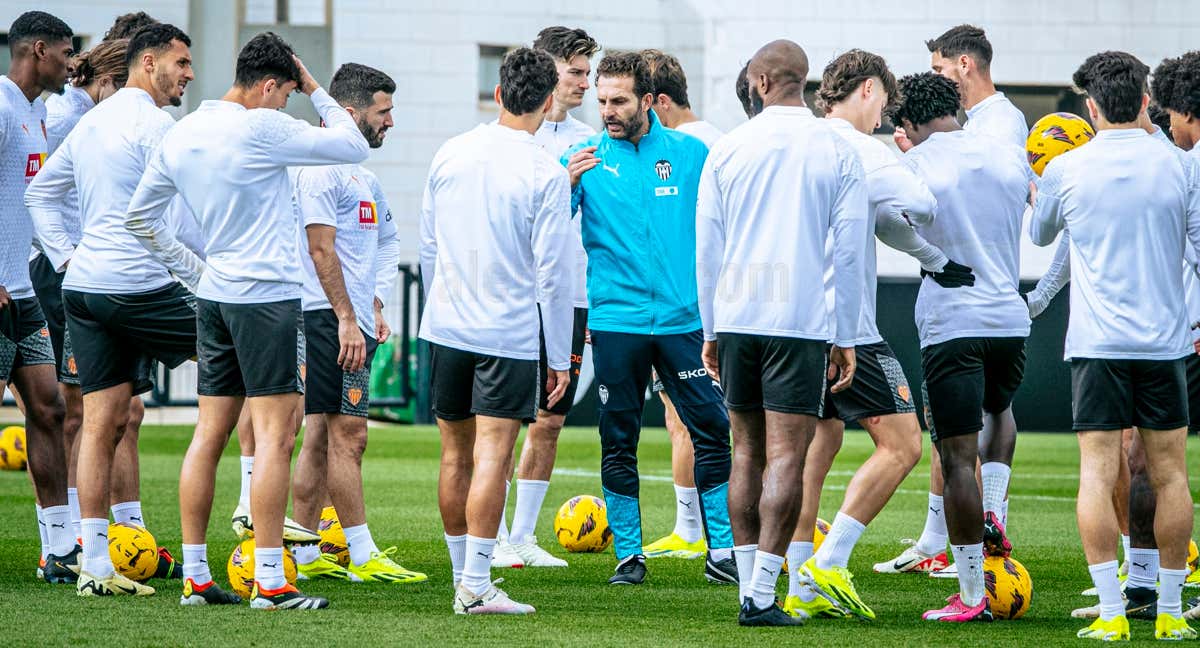 Rubén Baraja con sus jugadores. /Valencia C.F