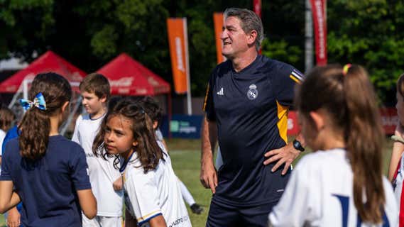 Mikel Lasa, en uno de los clinics que ha ofrecido por medio de la Fundación del Real Madrid. /Real Madrid
