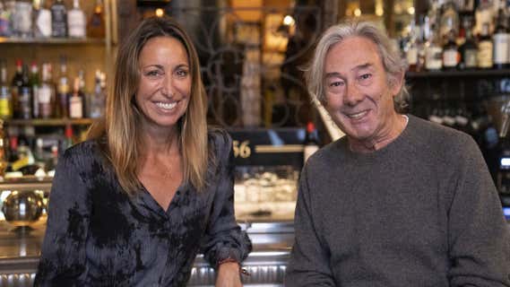 Gemma Mengual y Enric González, durante la entrevista en el bar Viva Madrid. /RELEVO