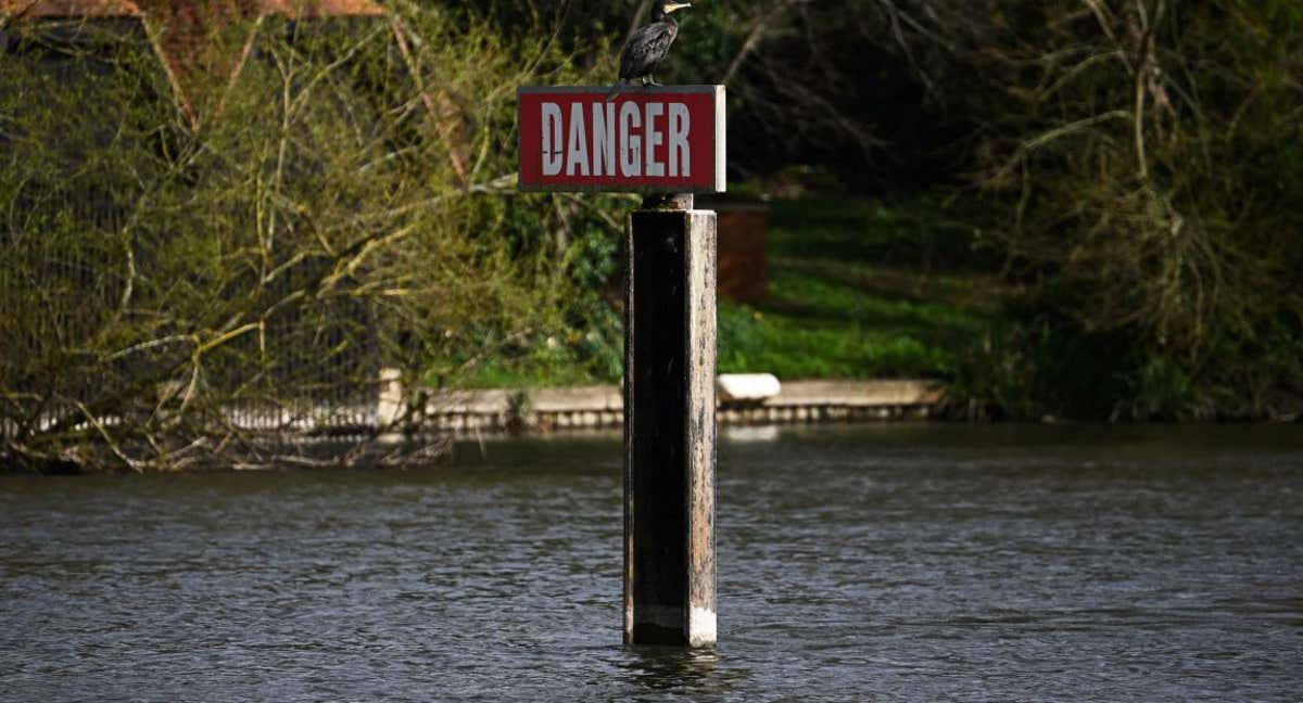 Un cartel de peligro sobre las aguas del Támesis./Reuters