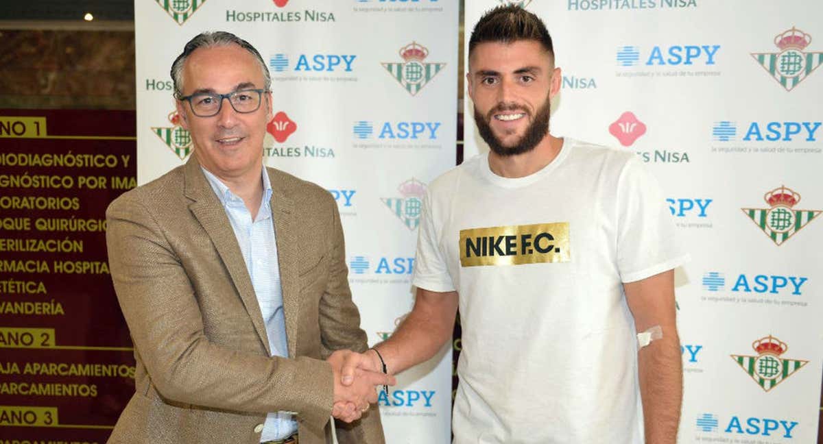 David López con Miguel Torrecilla, el director deportivo del Betis en 2016.