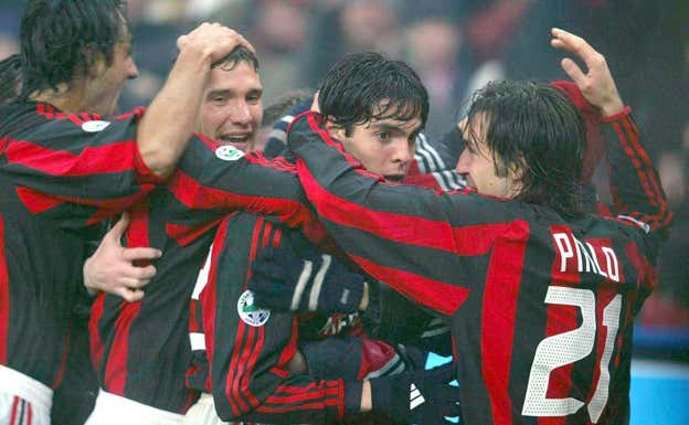 Kaká, felicitado por los jugadores del Milan después de marcar al Inter.