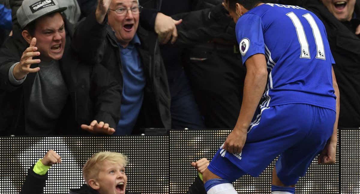 Pedro celebra un gol con un recogepelotas en su época en el Chelsea.