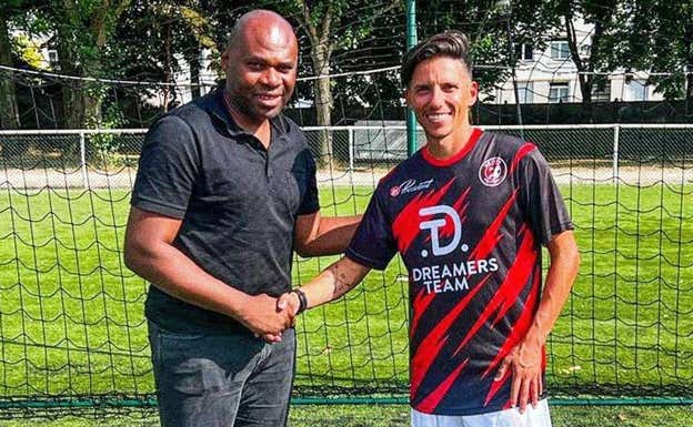 Pierre Mbappé, con el entrenador español Pablo Huerga.  US IVRY
