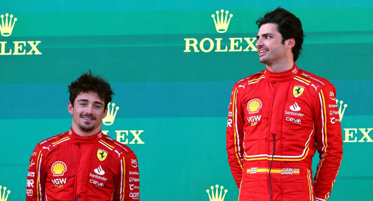 Carlos Sainz y Charles Leclerc, en el podio de Melbourne. /REUTERS