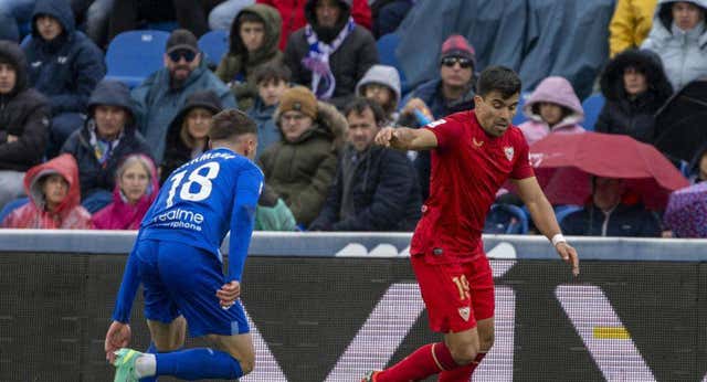 Iglesias Villanueva paró el Getafe-Sevilla por insultos racistas a Acuña: «Vienes del mono»