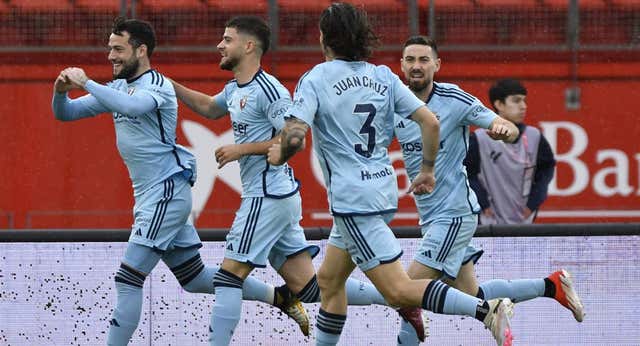 Osasuna penaliza la torrija inicial del Almería con Budimir a la altura de Bellingham