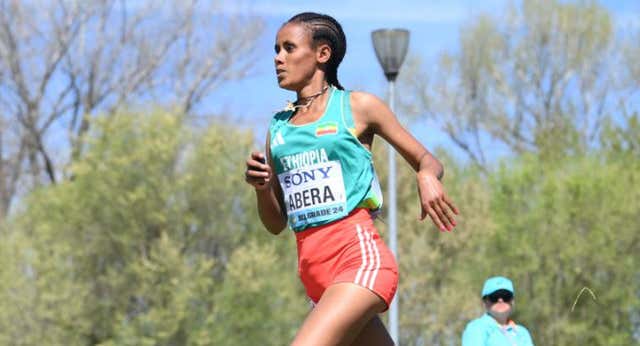 Una etíope hace un homenaje a Bikila sin querer y se cuelga una plata mundial sin una de sus zapatillas