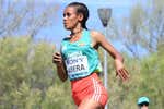 Una etíope hace un homenaje a Bikila sin querer y se cuelga una plata mundial sin una de sus zapatillas