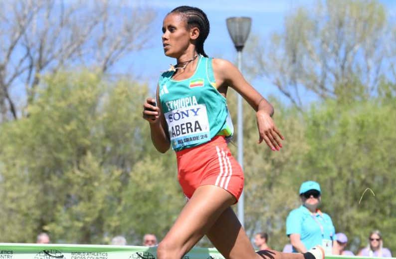 Una etíope hace un homenaje a Bikila sin querer y se cuelga una plata mundial sin zapatilla