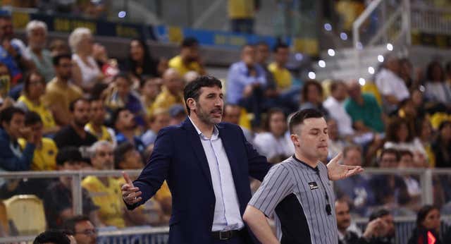 Álex Mumbrú, sobre el arbitraje en Gran Canaria: «Han estado 16 minutos sin faltas. Al final hay que llorar, porque si no…»