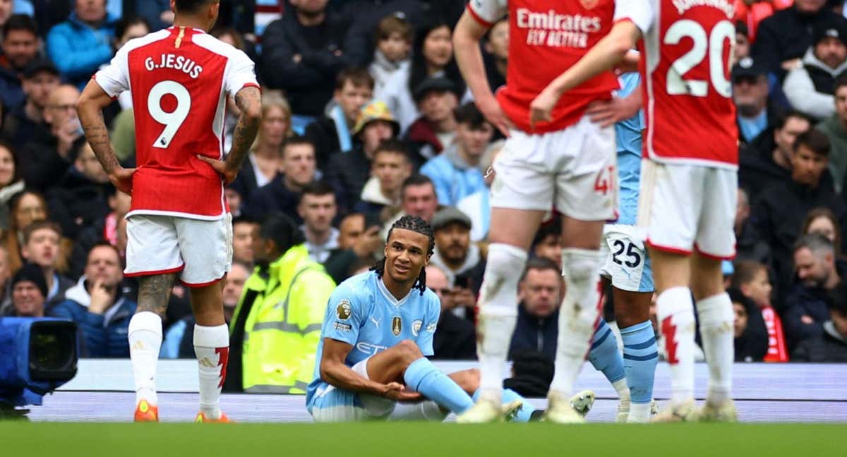 Nathan Aké se lesionó contra el Arsenal./REUTERS/Carl Recine