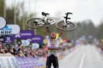 Van der Poel demuestra por qué es el rey del Tour de Flandes