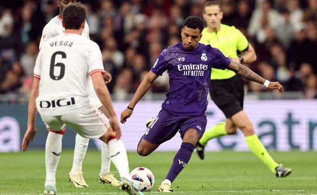 El momento del golpeo de Rodrygo.  REUTERS