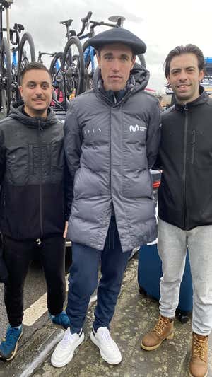 Lazkano, con dos aficionados tras el Tour de Flandes.  RELEVO