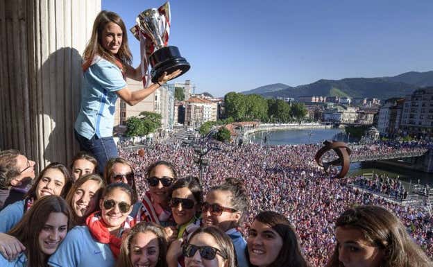 Las jugadoras del Athletic Club en el Ayuntamiento de Bilbao.  ATHLETIC CLUB