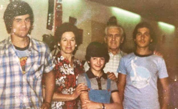 Jon, Amparo Guena, Idoia, Antonio Onaindia y Mikel Onaindia en el bar que regentaba la familia en Gernika en 1978. Cedida