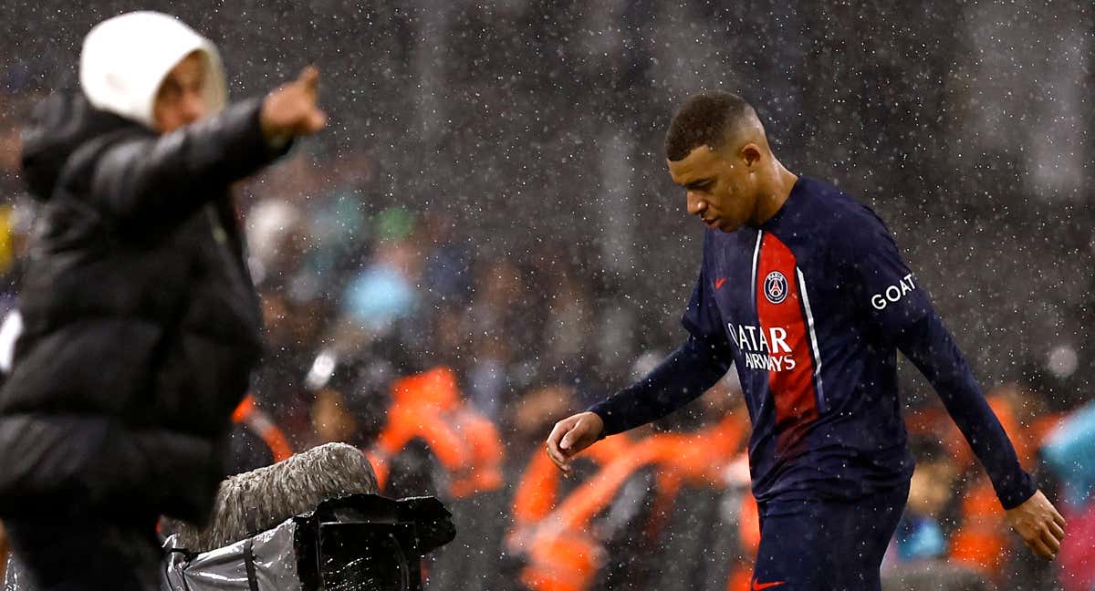 Kylian Mbappé retirándose del terreno de juego, con Luis Enrique en primer plano. /REUTERS