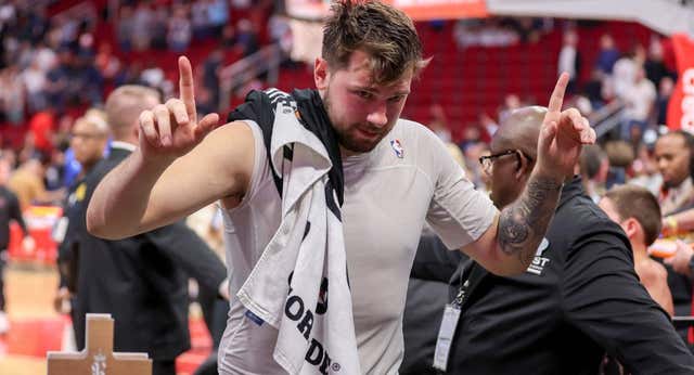 Luka Doncic dibuja «un Picasso» con una canasta inexplicable y un partidazo que le acerca a los 365 millones de dólares