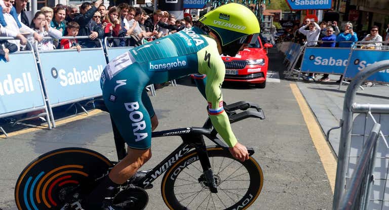 Primoz Roglic corrige su error en la primera etapa de la Itzulia.