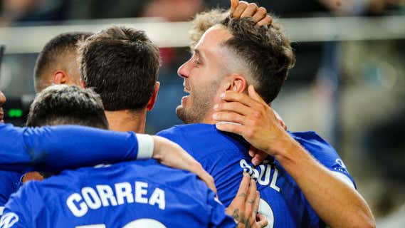 Saúl es felicitado por sus compañeros tras marcar ante el Villarreal. /EP