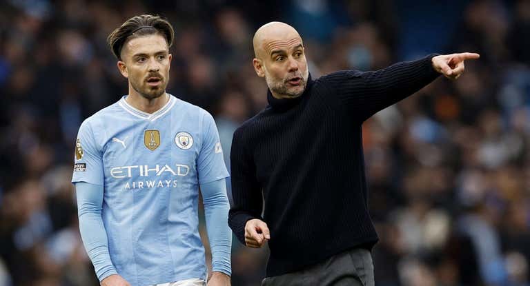 Pep Guardiola da instrucciones a Jack Grealish ante el Arsenal.