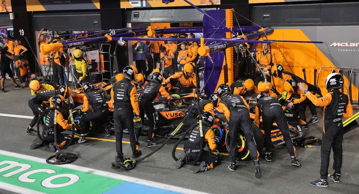 El equipo McLaren tiene el récord al pit stop más rápido de la historia./REUTERS