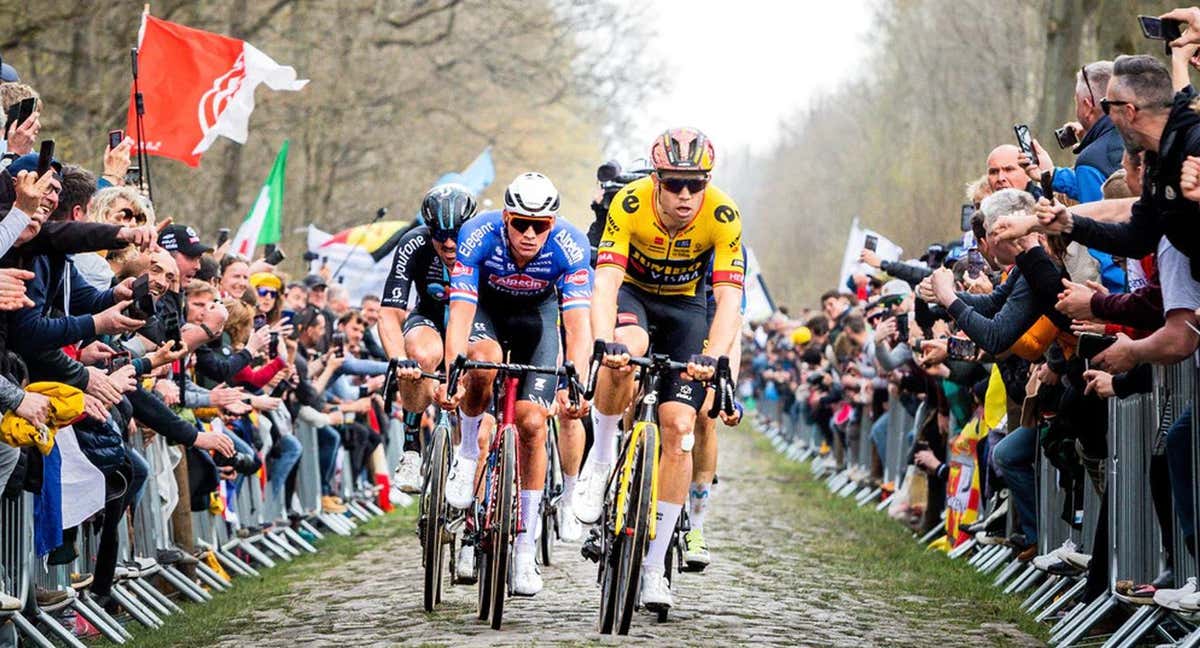 Van Aert y Van der Poel lideran la carrera en el bosque de Arenberg durante la París-Roubaix 2023./