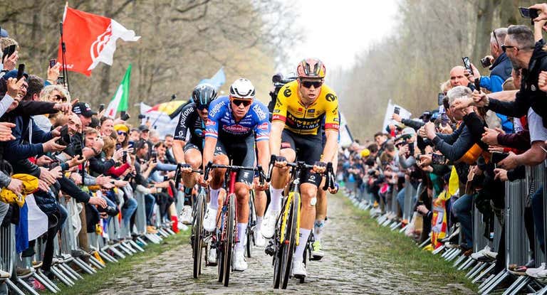 Van Aert y Van der Poel lideran la carrera en el bosque de Arenberg durante la París-Roubaix 2023.