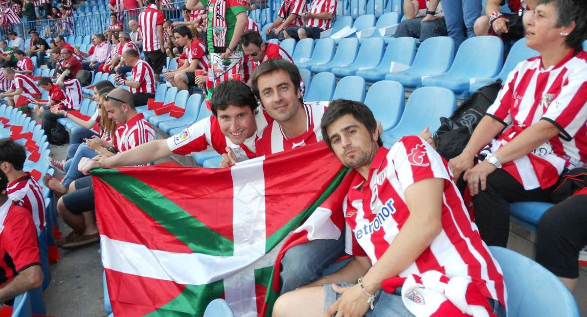 Sergio Díaz, a la derecha, en las gradas del Vicente Calderón en la final de 2009 junto a sus amigos Aitor y Josu. /Relevo