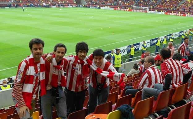 Sergio junto a sus amigos Josu, Pablo y Aitor, en la final de la Europa League en Bucarest.  Relevo