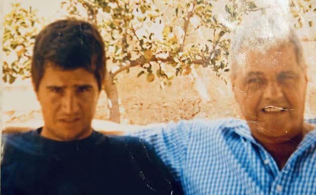 Esta es la fotografía que Sergio lleva a las finales en la que aparece junto a su aita.  Relevo