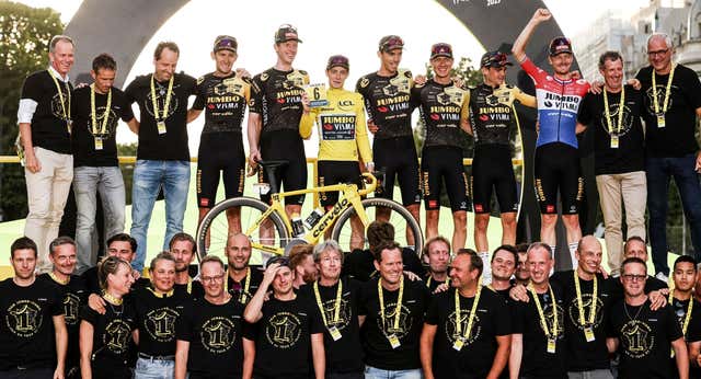 El fútbol quiere fichar al cerebro del mejor equipo ciclista del mundo